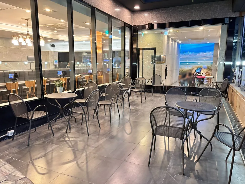 Outdoor terrace seating on the 2nd floor of Jjamppong Jijon Yeoksam Branch