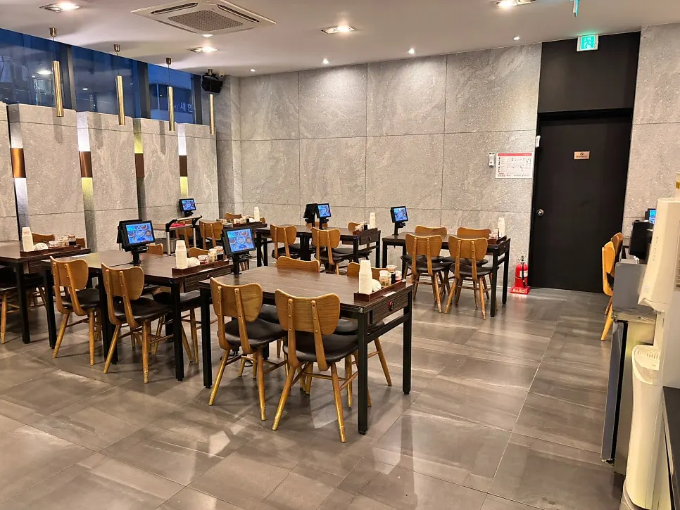 Spacious interior tables at Jjamppong Jijon Yeoksam Branch