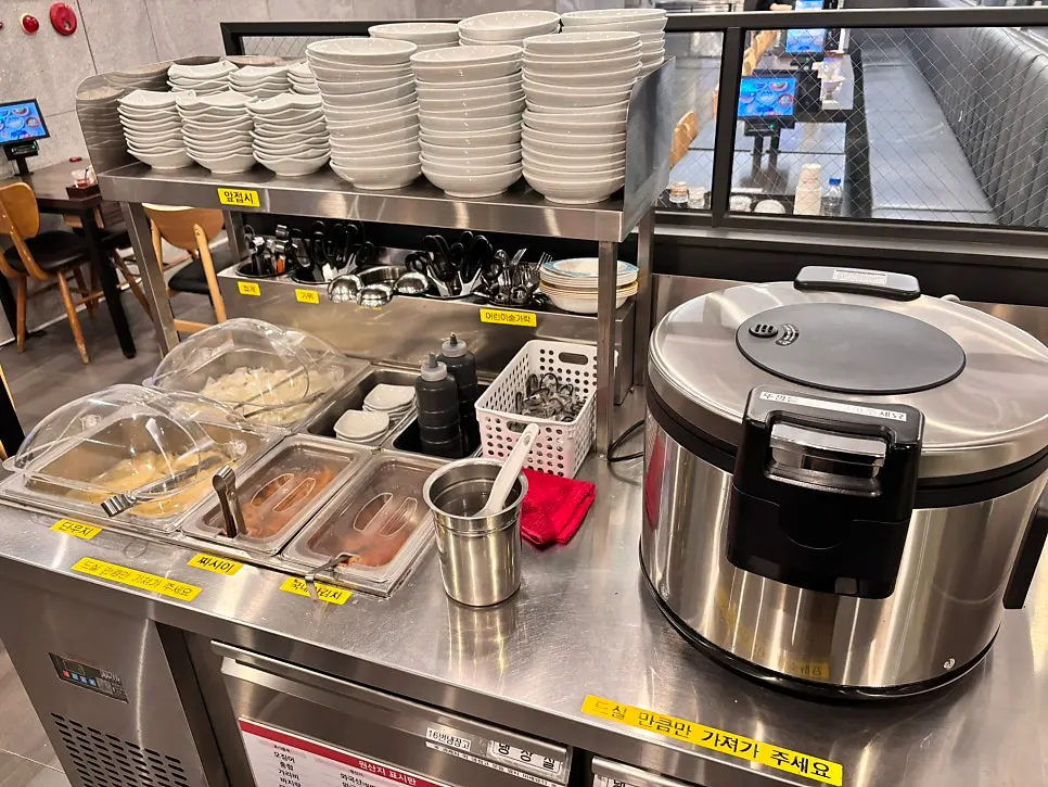 Self-serve bar and side dish counter at the center of the restaurant