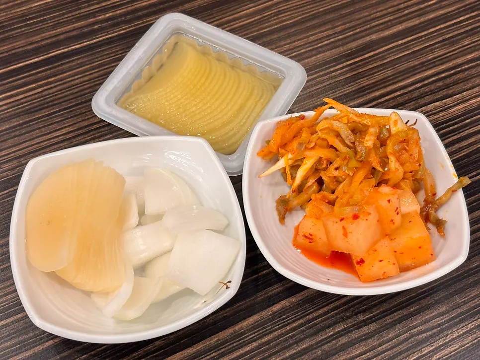 Danmuji, onion and jjachai brought from the self-serve bar