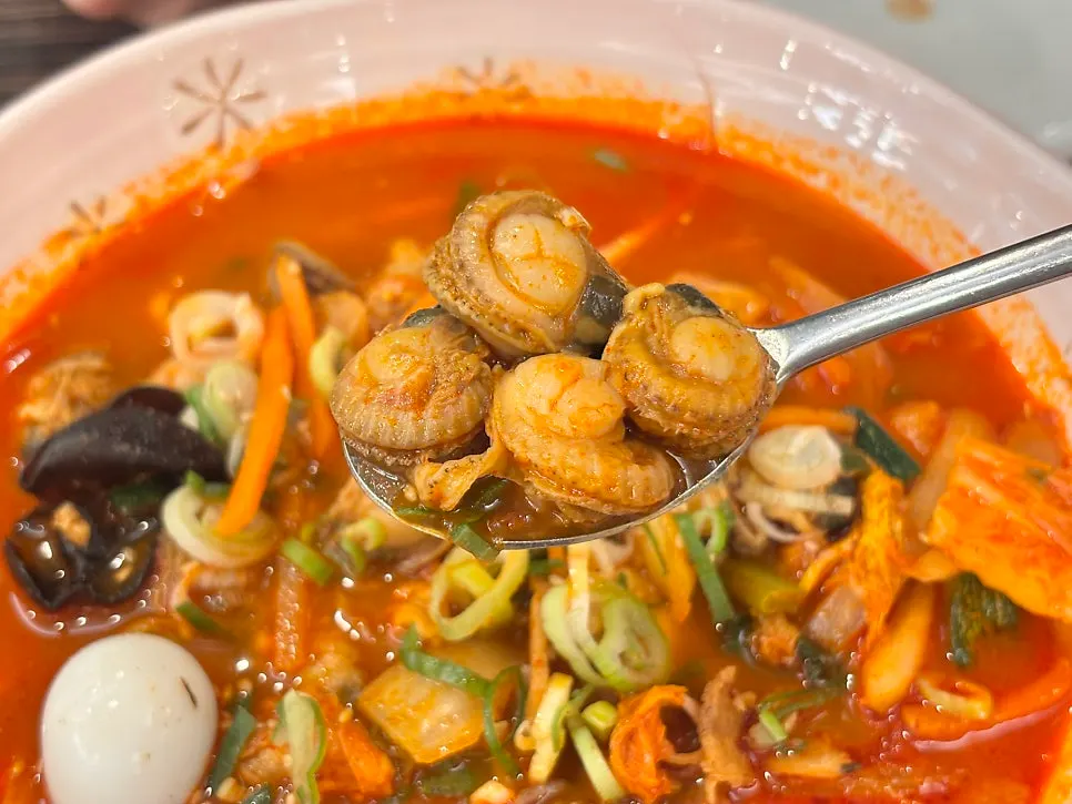 Scallops and seafood ingredients inside the rice-noodle jjamppong