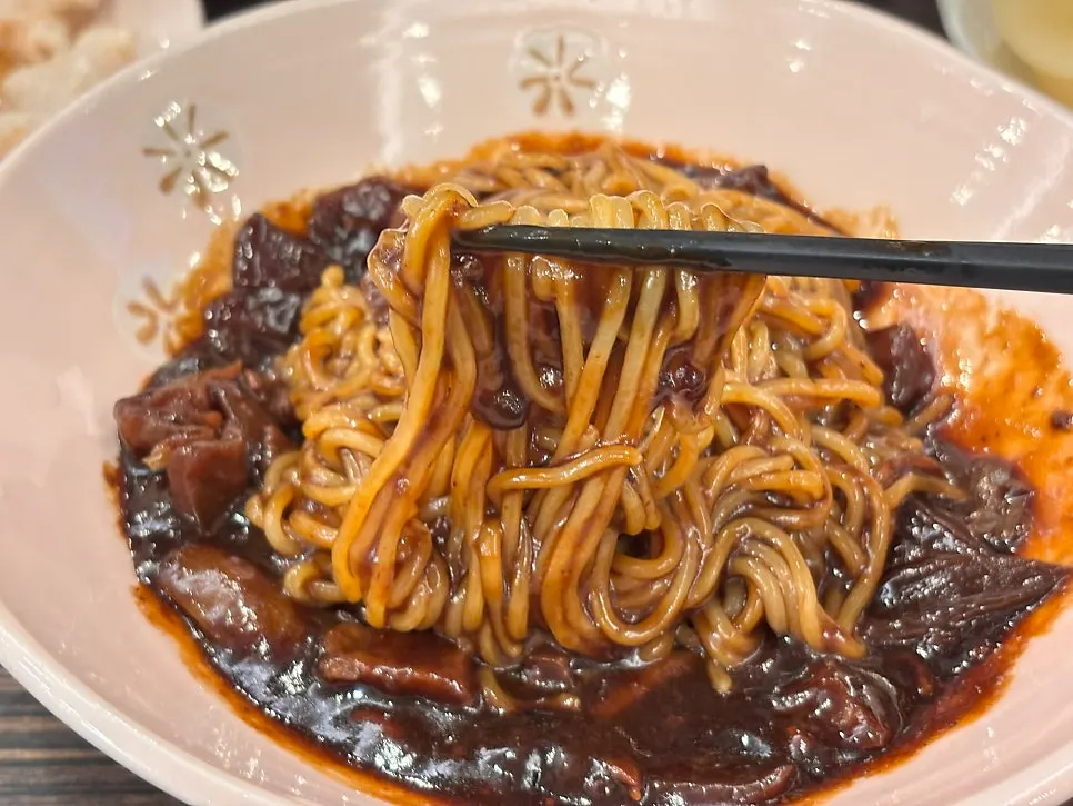 Jjajangmyeon noodles mixed with sauce