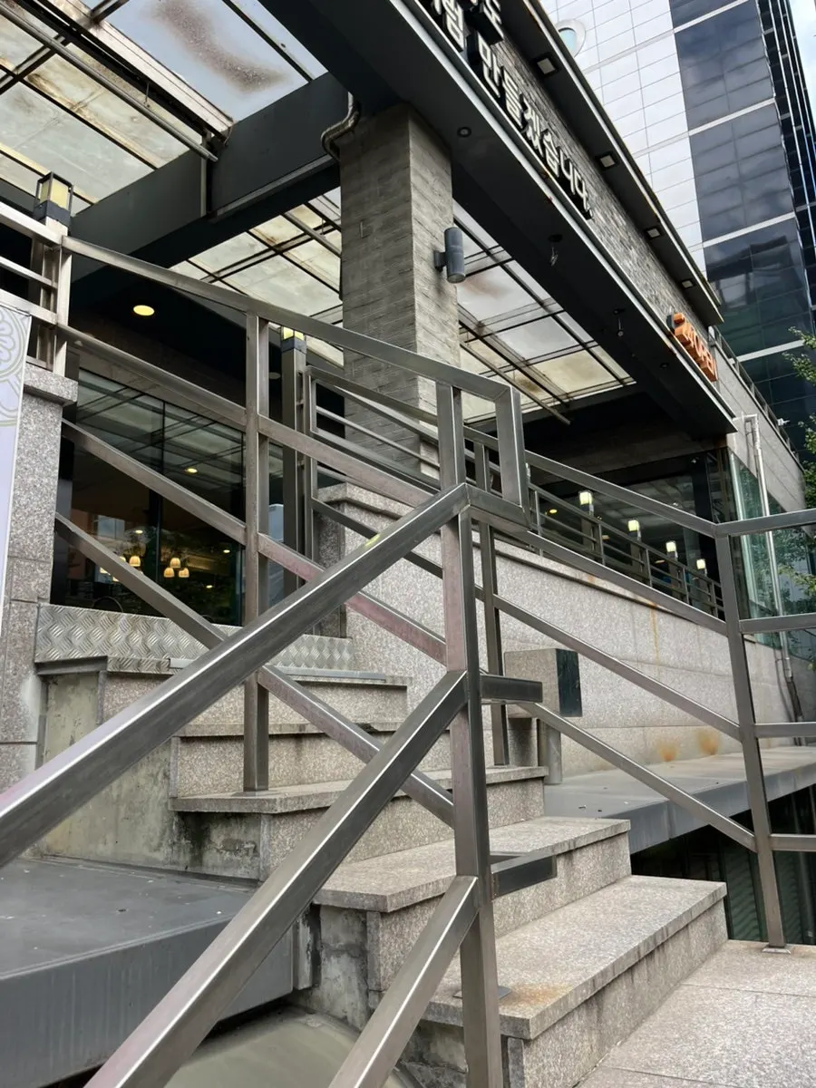 Entrance sign for Jjamppong Jijon Yeoksam Branch on the 2nd floor