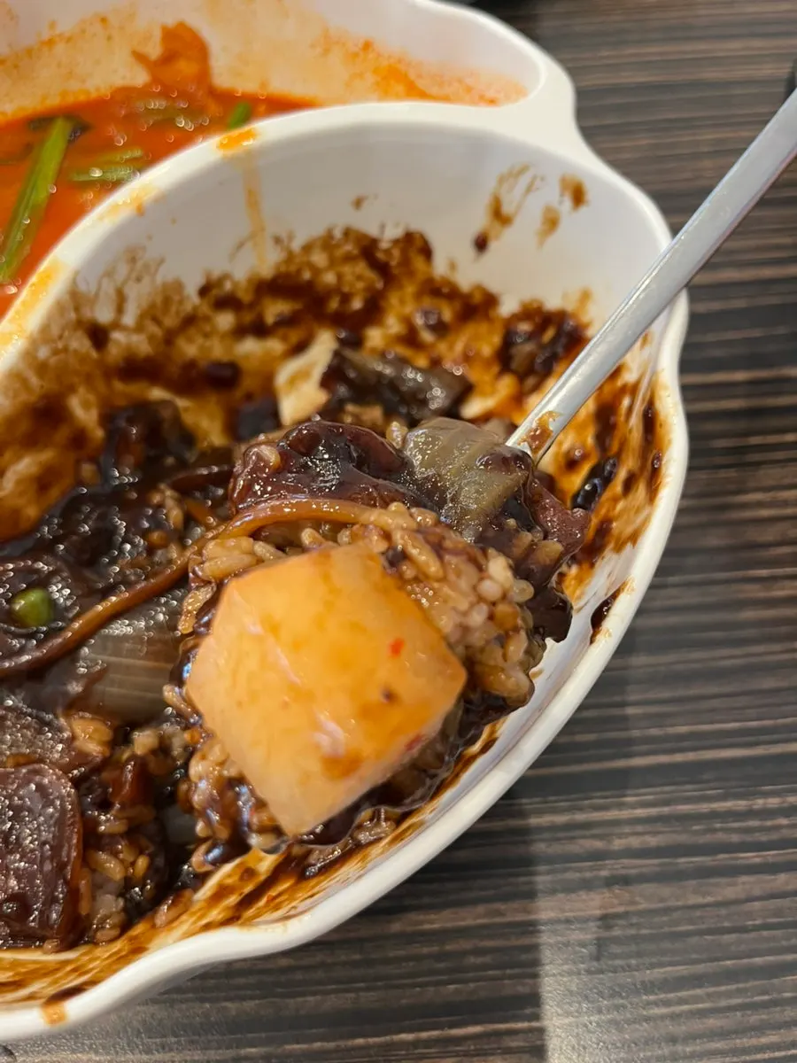 Spicy jjamppong broth with ingredients