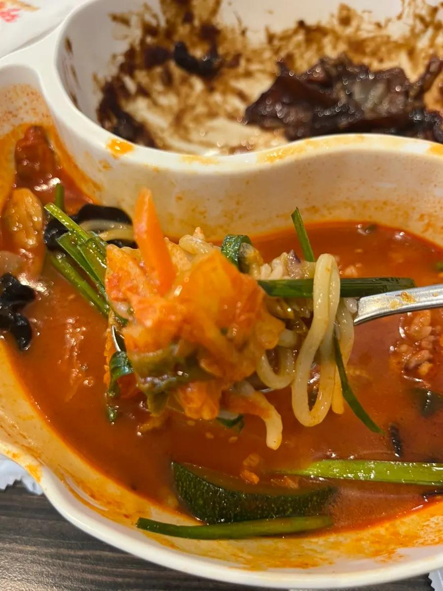 Mixing rice into the leftover jjamppong sauce