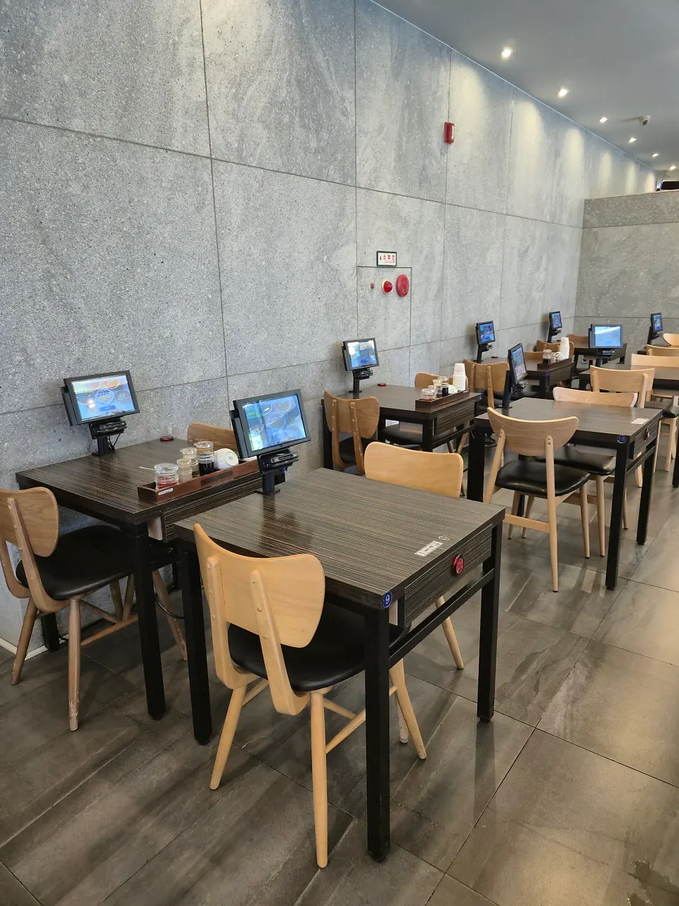 Interior of Jjamppong Jijon Yeoksam Branch