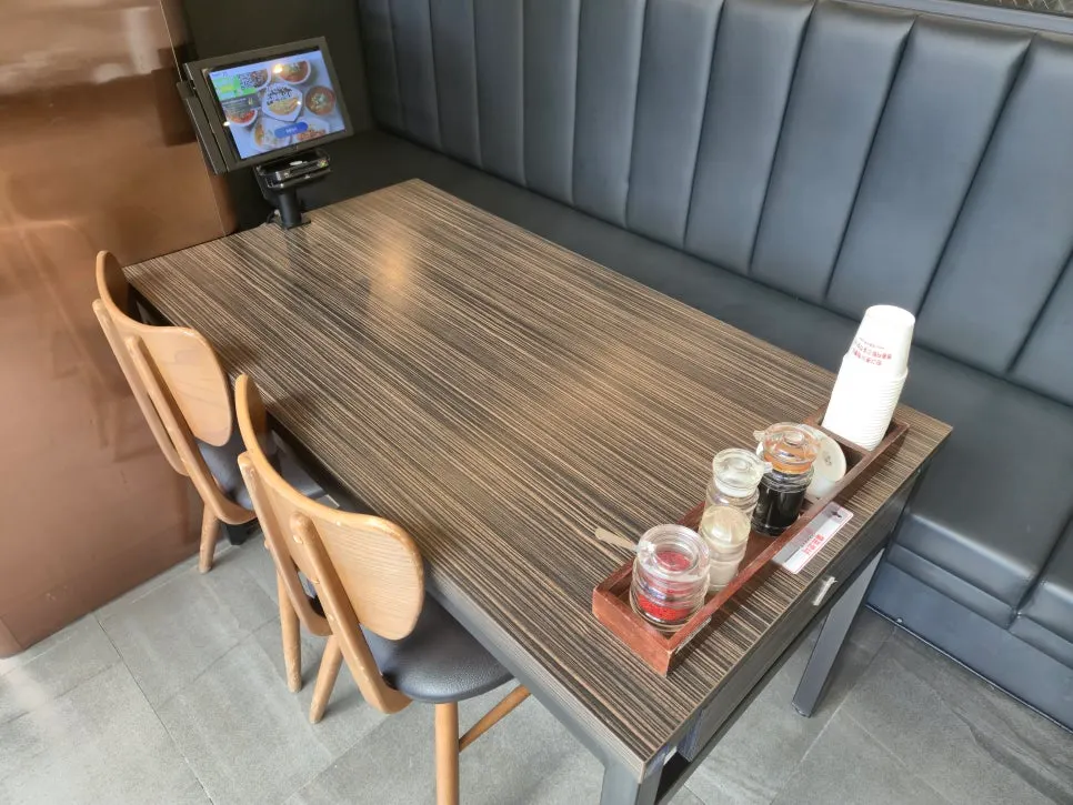 Spacious and pleasant Chinese restaurant interior