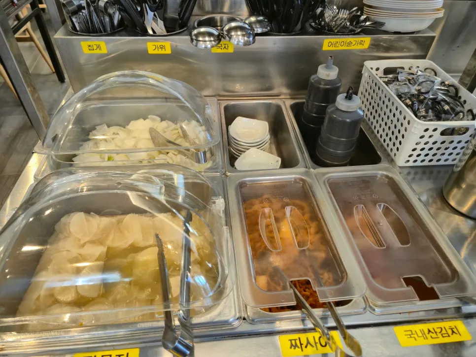Self-service bar with zhacai and kimchi