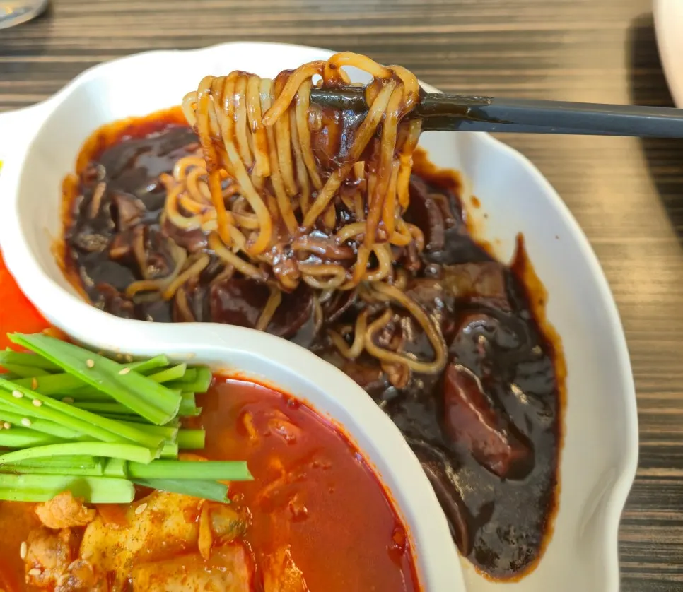 Jjajangmyeon eaten with a child