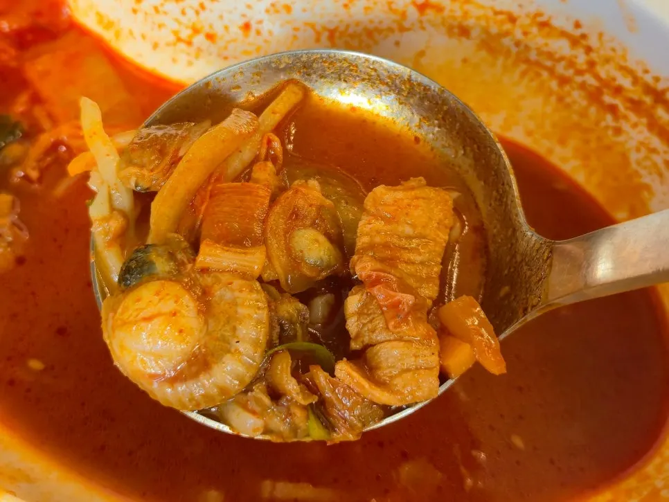 Jijon jjamppong with clams and meat
