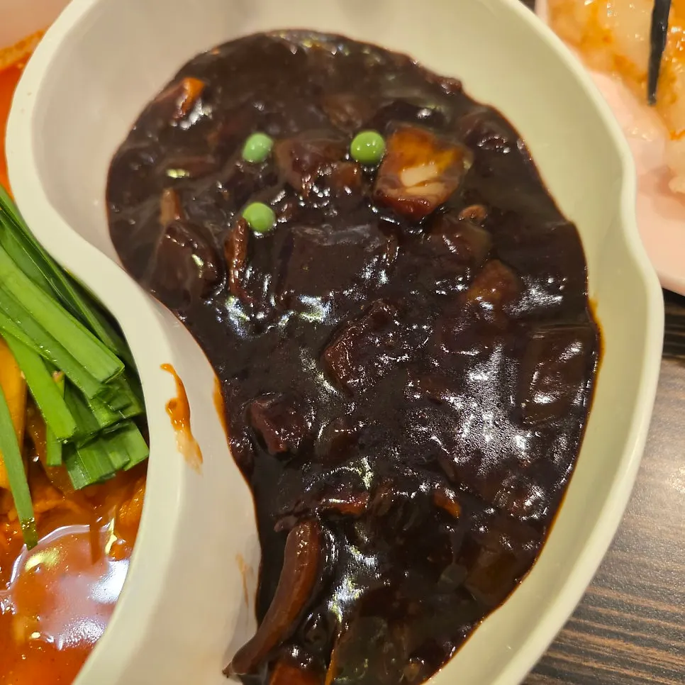 Close-up of the jjajangmyeon side of the jjamjjamyeon