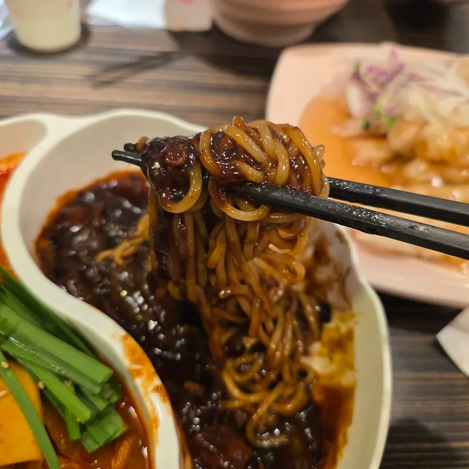 A well-mixed forkful of jjajangmyeon