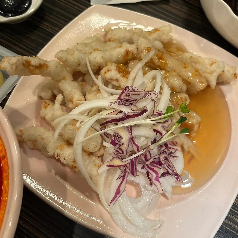 Glutinous-rice sweet and sour pork with sauce drizzled on half