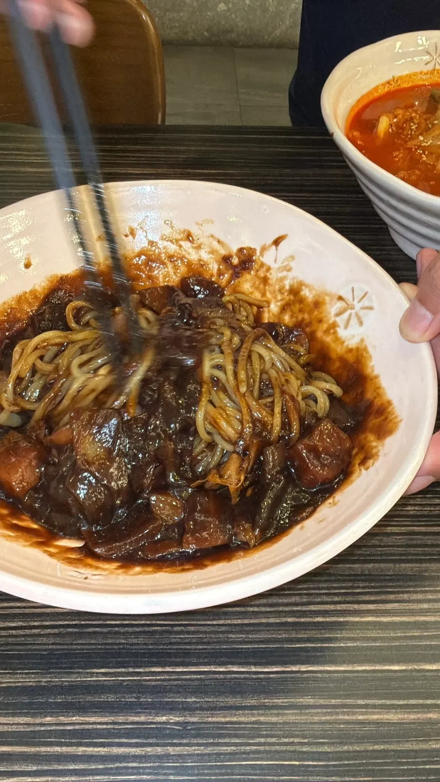 탕수육 한 점 집어 든 모습