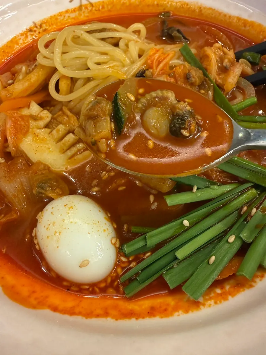 거의 비운 짬뽕 그릇과 점심 상차림