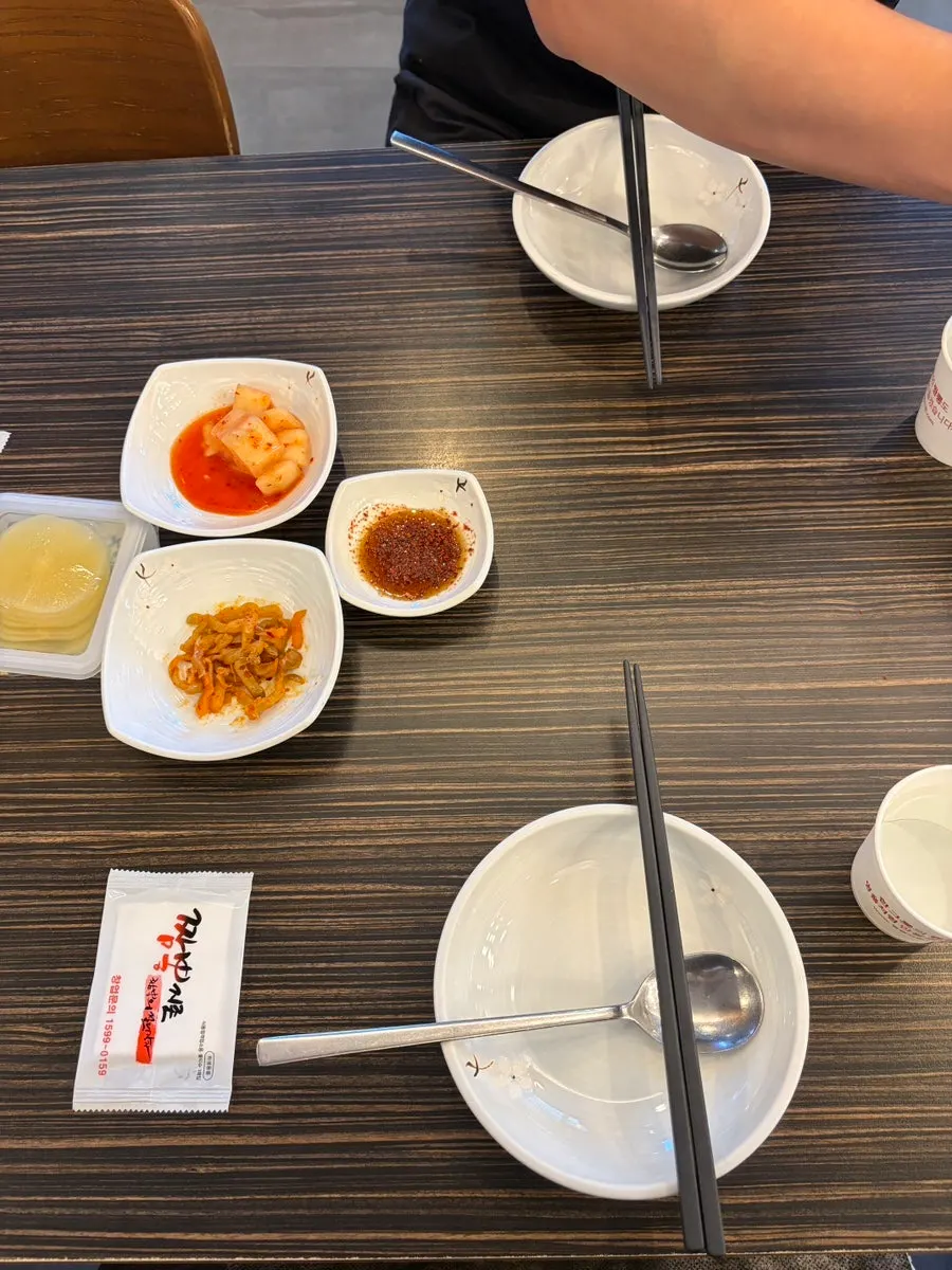 앞접시와 국자, 머리끈이 준비된 셀프코너