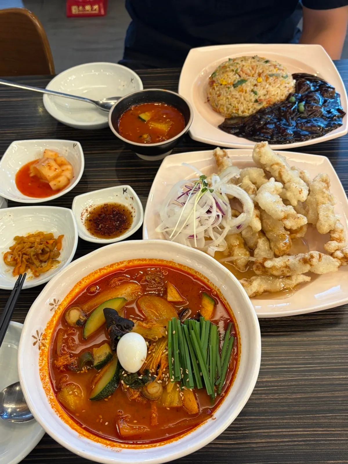 테이블에 놓인 간장과 조미료 세팅