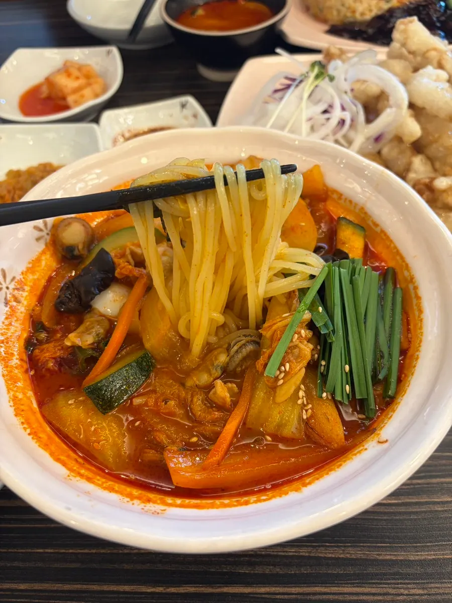 주문한 세 메뉴가 올라간 테이블