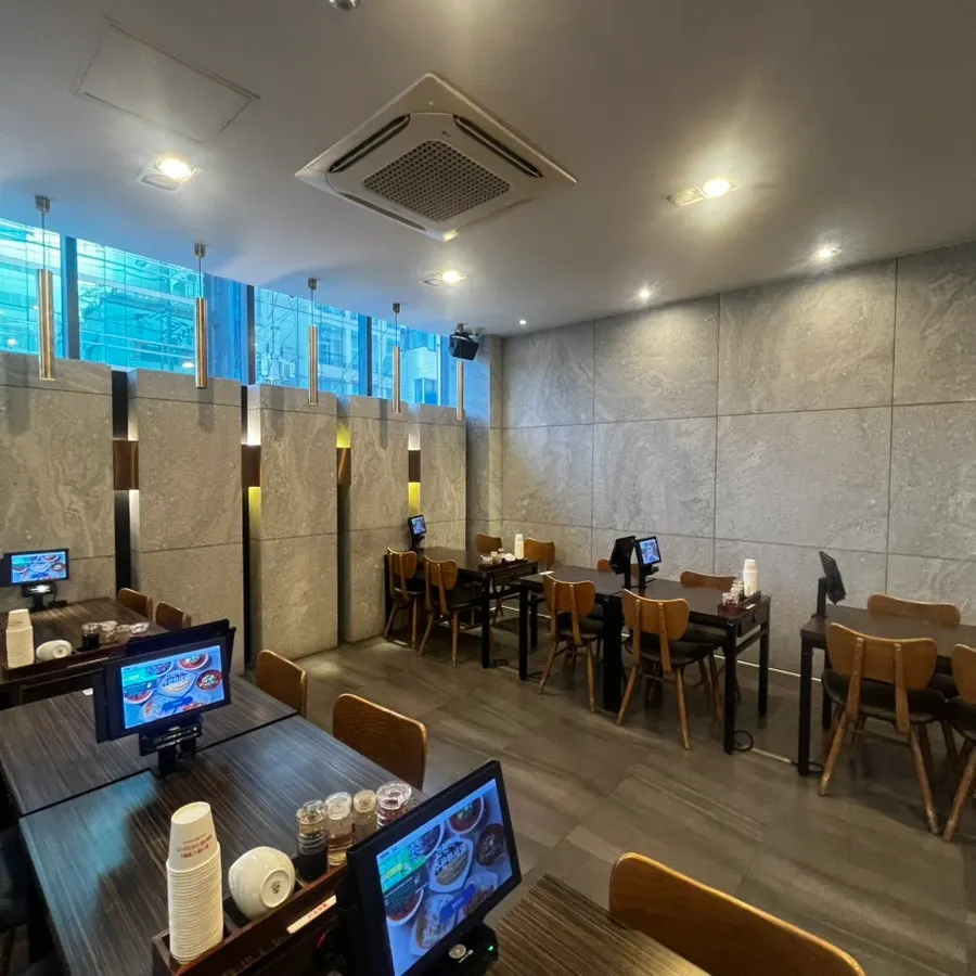 チャンポンジジョン駅三店の広い店内ホール