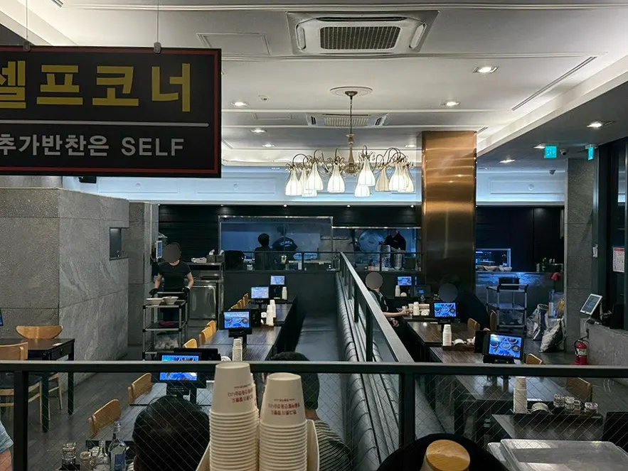 Interior seating at Jjamppong Jijon Yeoksam Branch