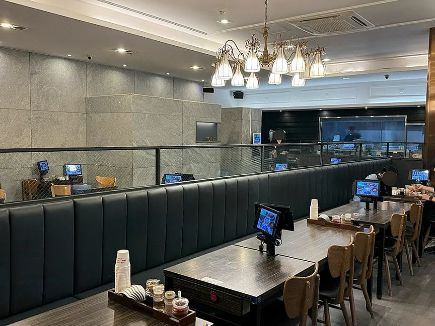 Spacious dining hall at Jjamppong Jijon Yeoksam Branch with plenty of tables