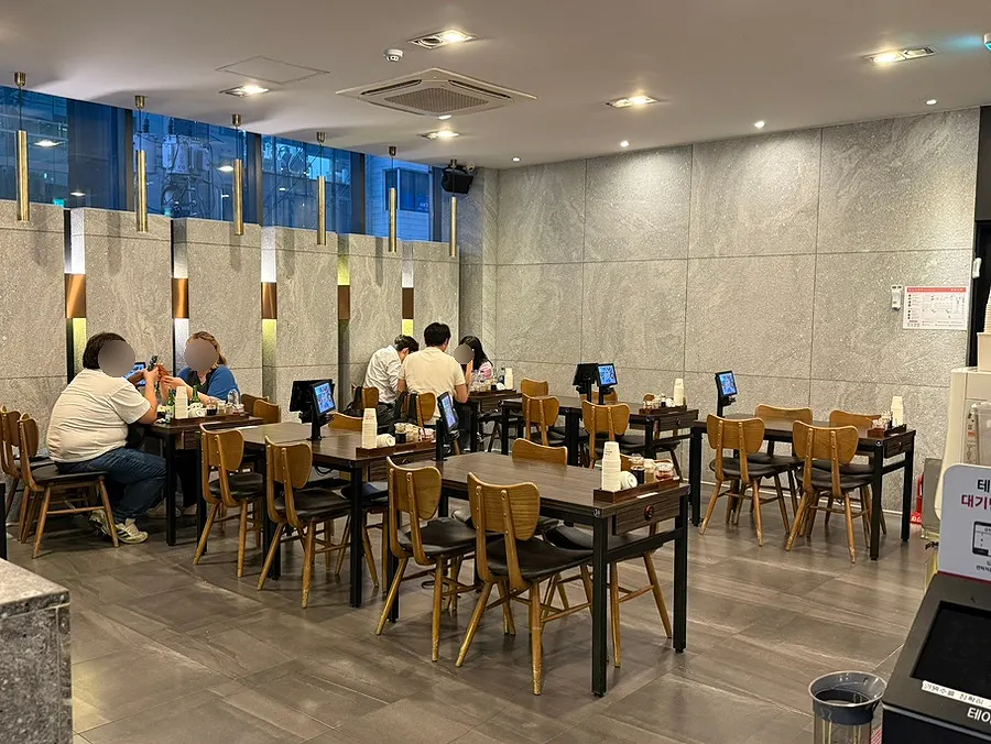 Clean interior of Jjamppong Jijon Yeoksam Branch