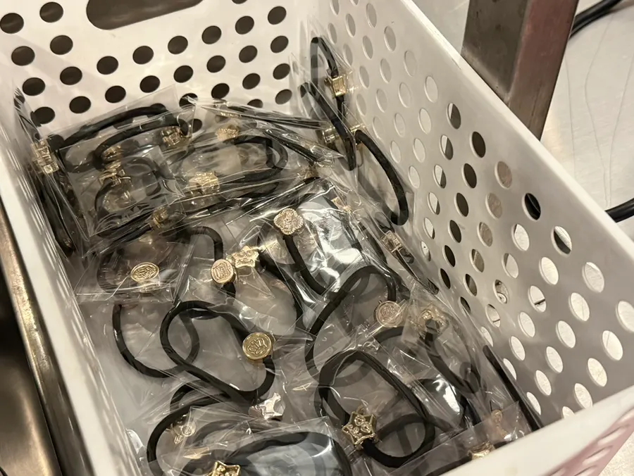 Hair ties placed at the self-serve counter of Jjamppong Jijon Yeoksam Branch