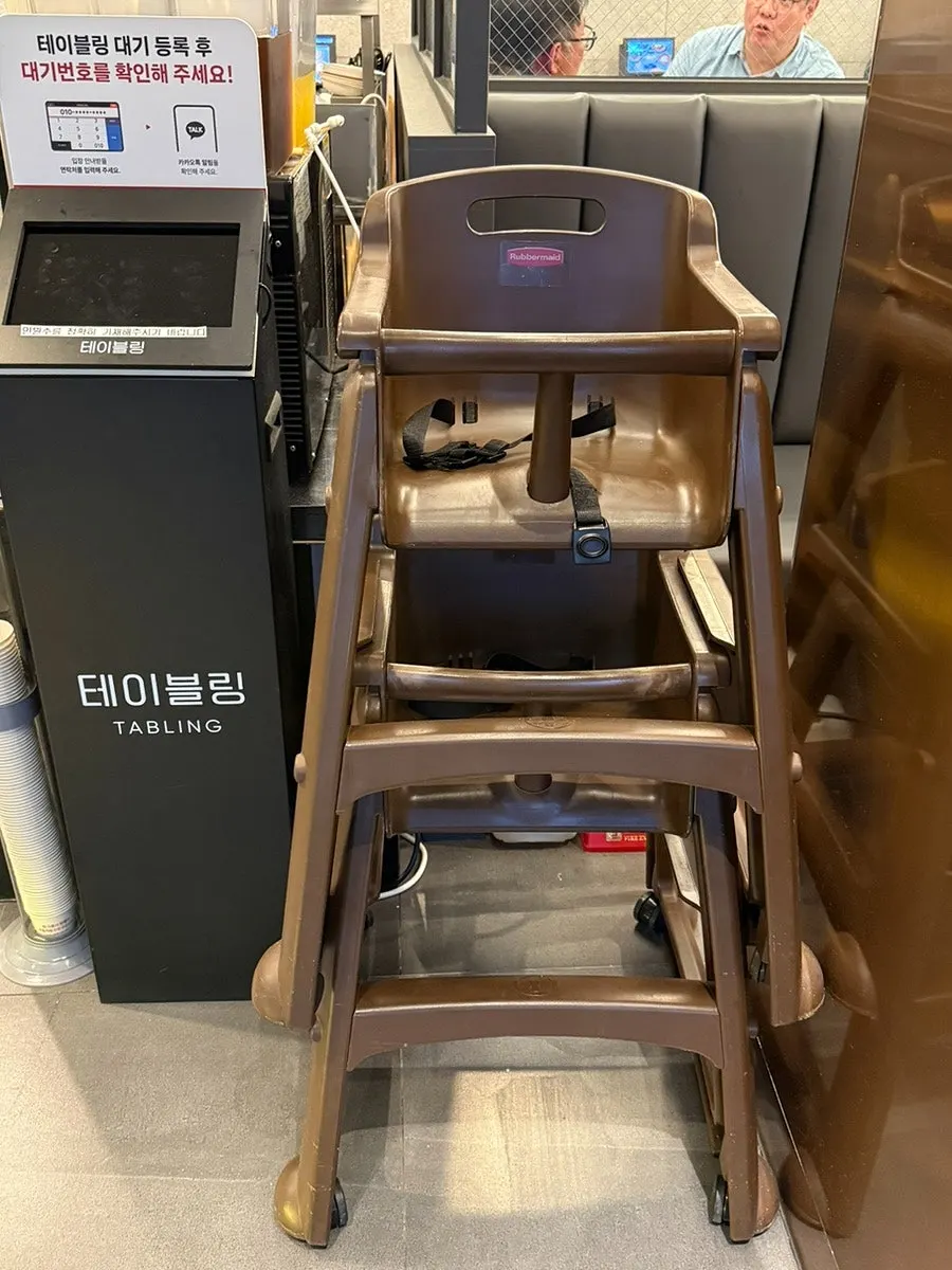 Kids' chair and other amenities at Jjamppong Jijon Yeoksam Branch