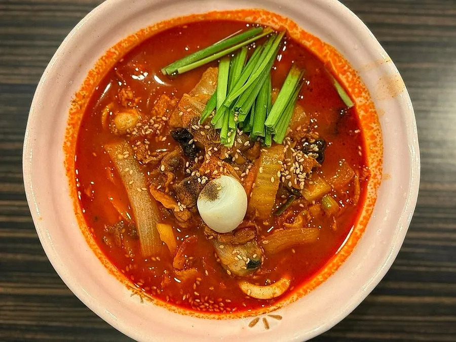 Noodles and meat lifted out of the jjamppong