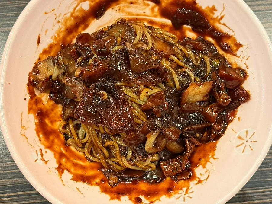 Jjajangmyeon lifted up with chopsticks