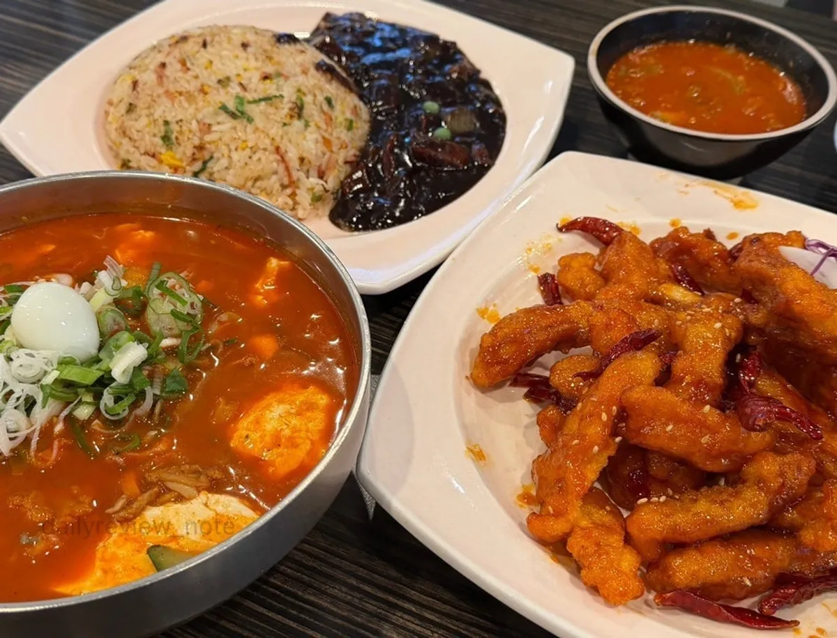 Table setting of soft tofu jjamppong rice and Sichuan sweet and sour pork at Jjamppong Jijon Yeoksam Branch