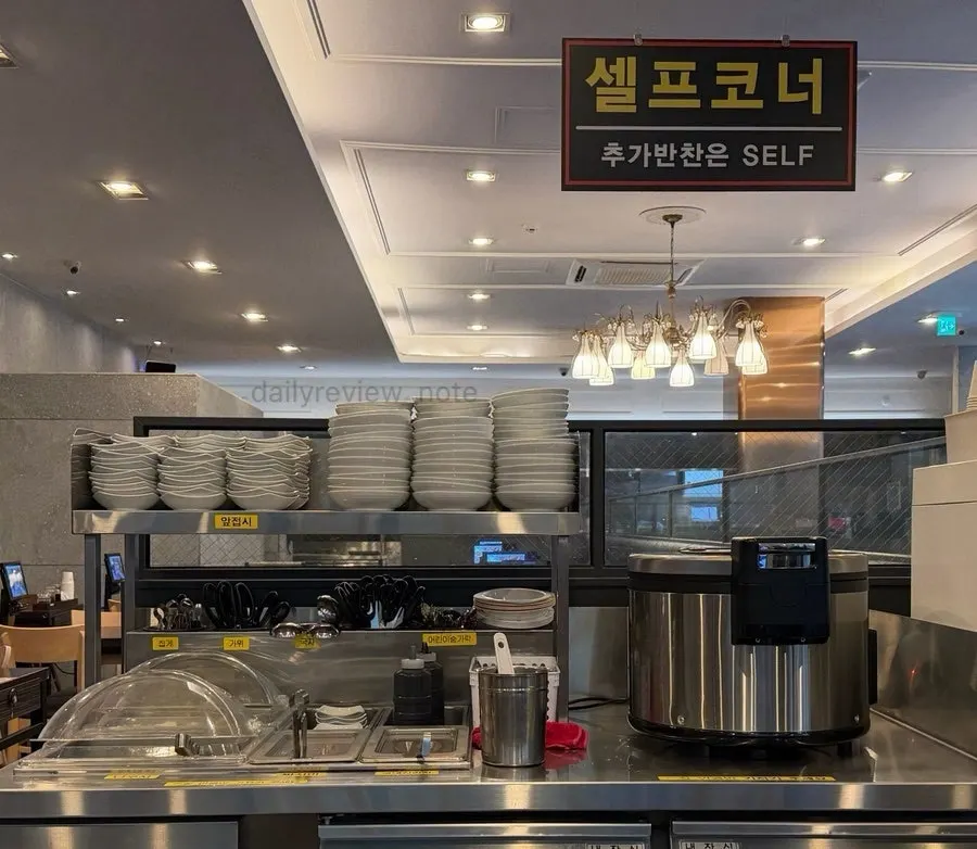Overview of the self-service corner on one side of the store