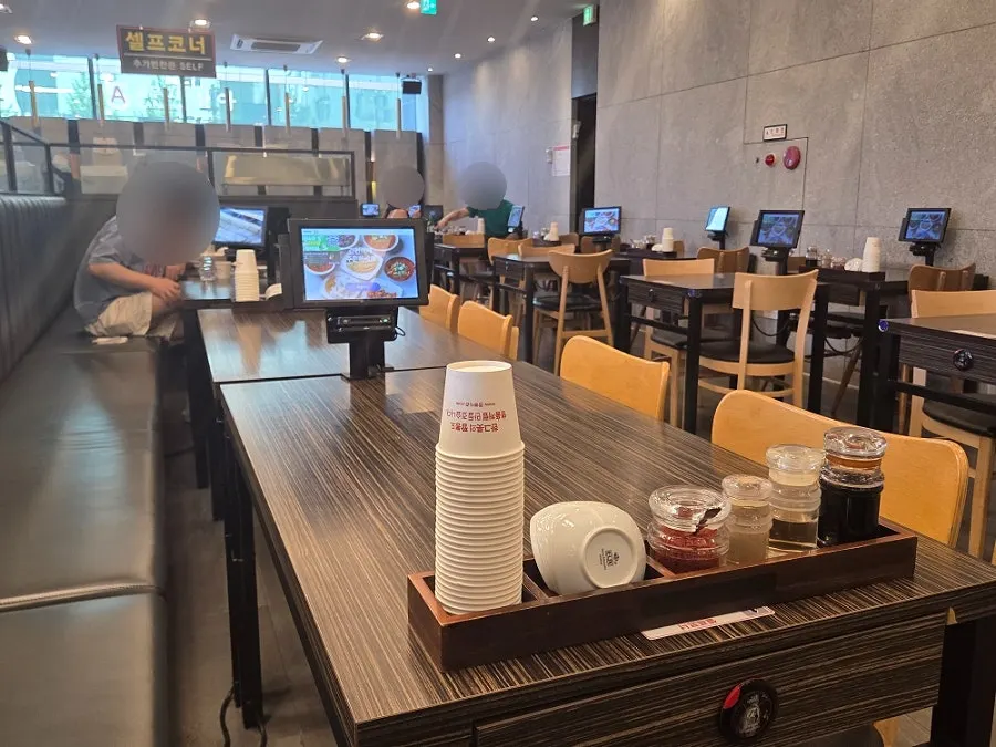 Spacious interior hall of Jjamppong Jijon Yeoksam Branch
