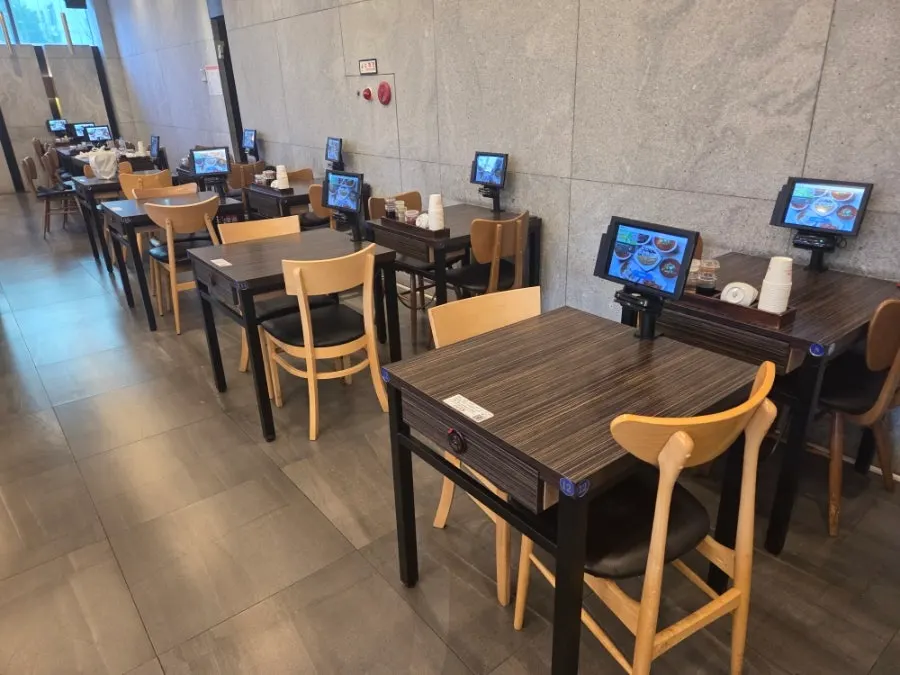 Table for four at Jjamppong Jijon Yeoksam Branch