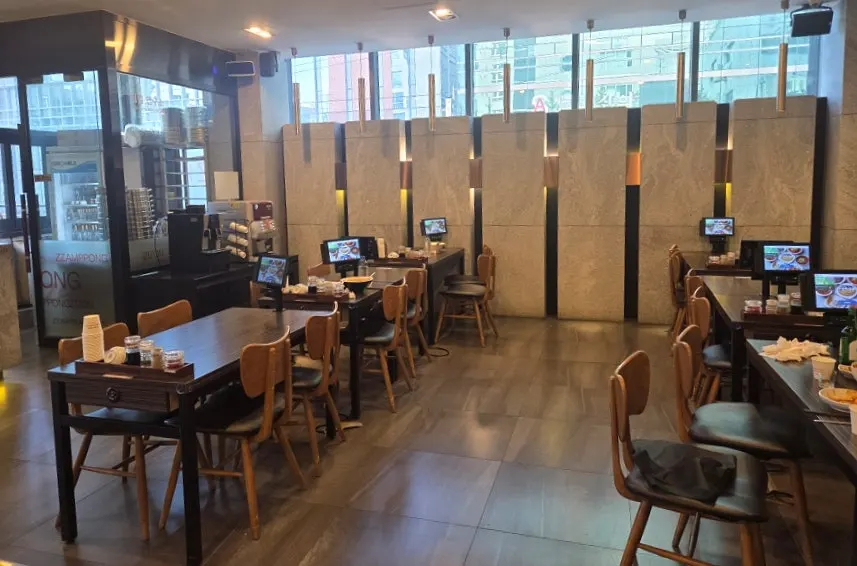 Group seating and private room area at Jjamppong Jijon Yeoksam Branch