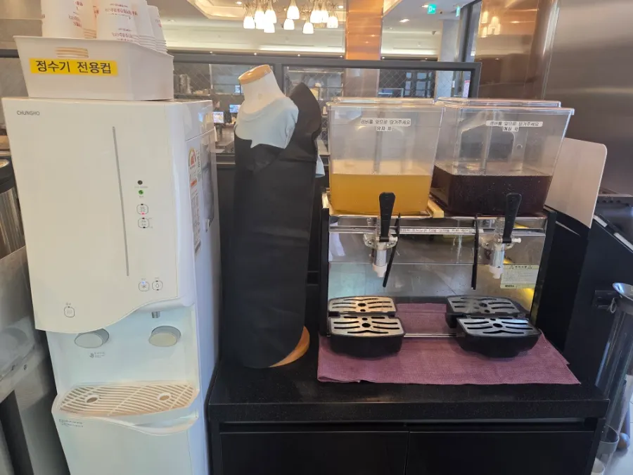 Self-serve bar side dish corner with lidded containers