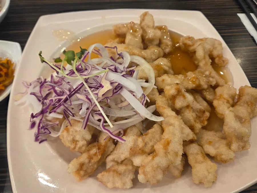 Sweet-and-sour pork (medium) topped with red cabbage and onion