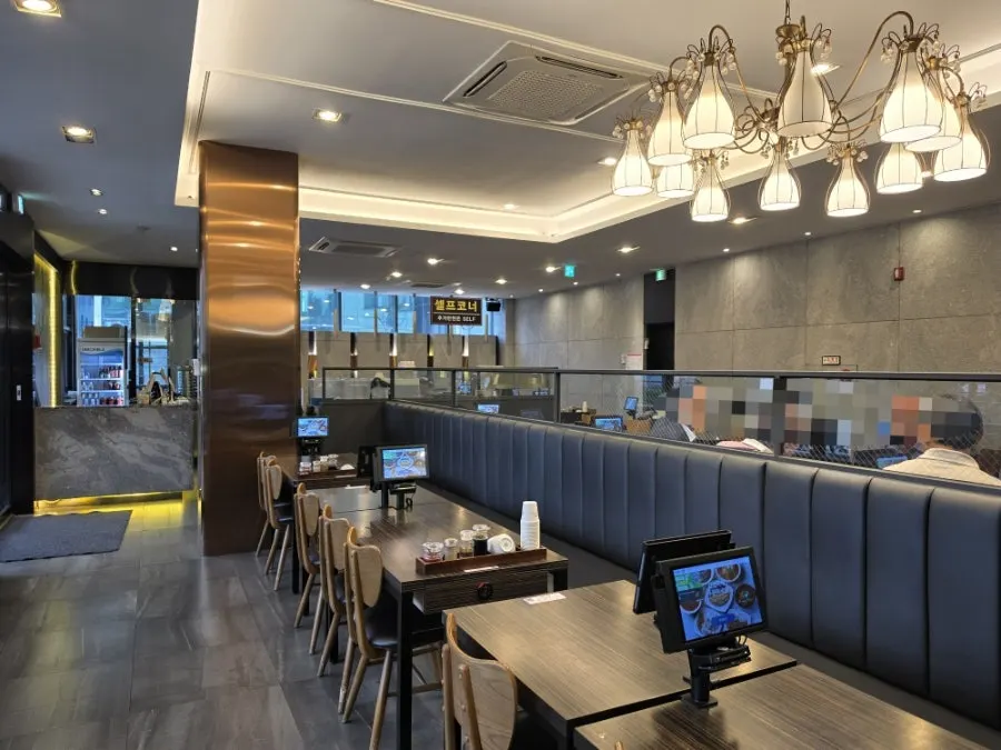 Tables in front of the entrance to Jjamppong Jijon Yeoksam Branch