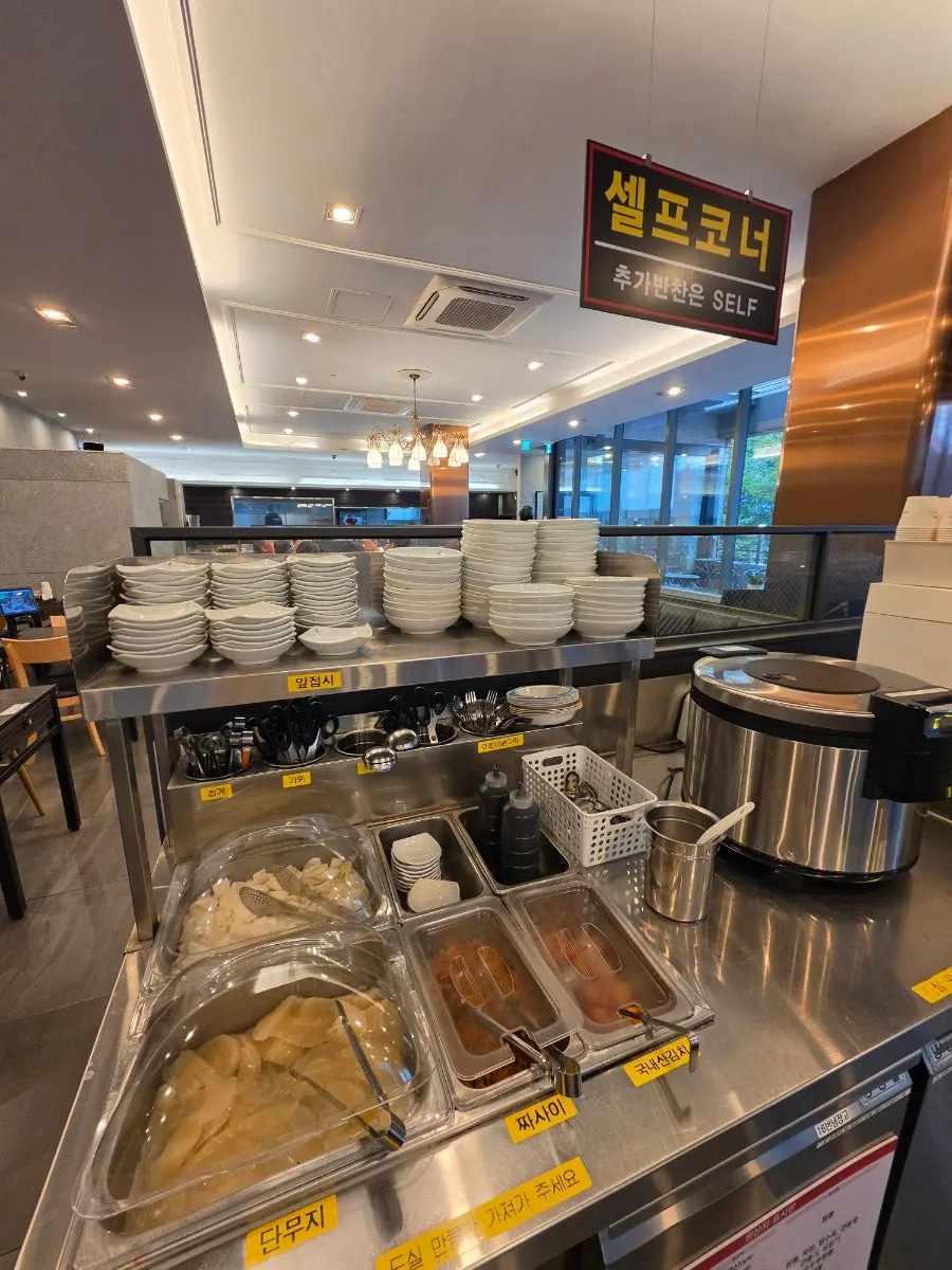 Spacious interior of Jjamppong Jijon Yeoksam Branch