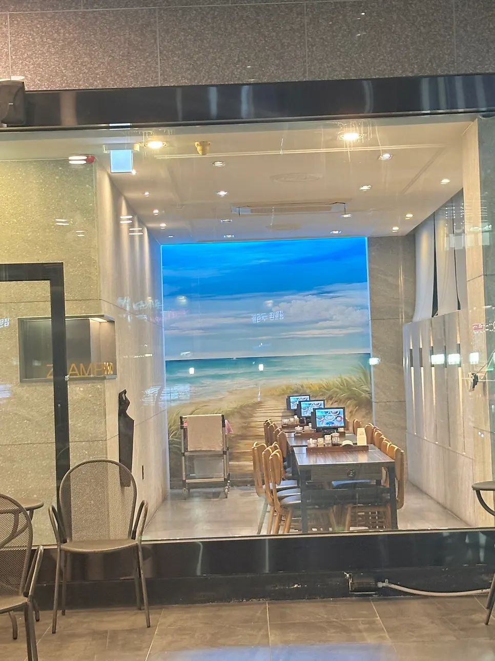 Outdoor terrace seating at Jjamppong Jijon Yeoksam Branch