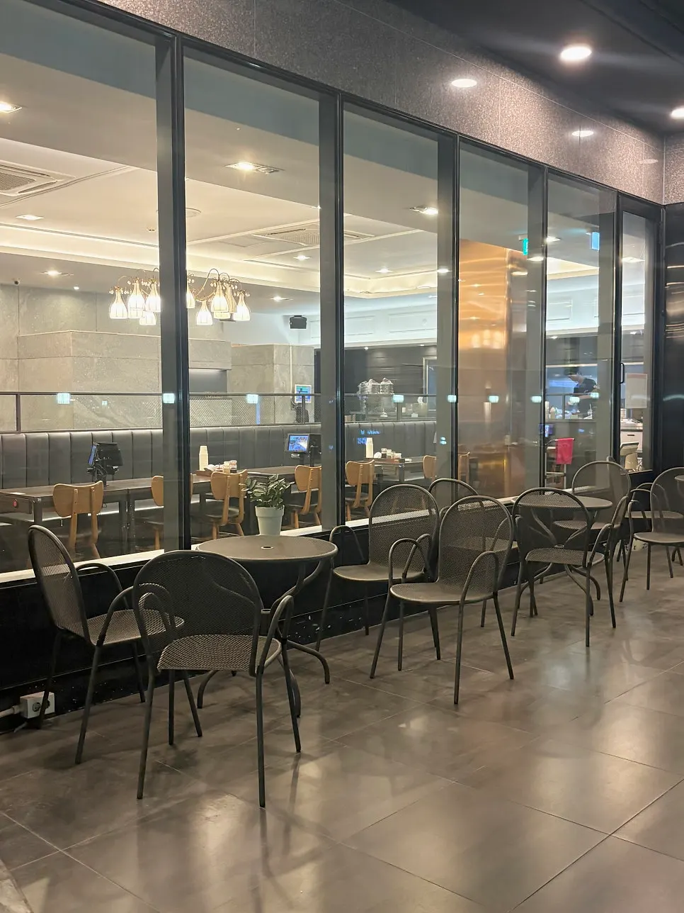 Outdoor terrace seating at Jjamppong Jijon Yeoksam Branch