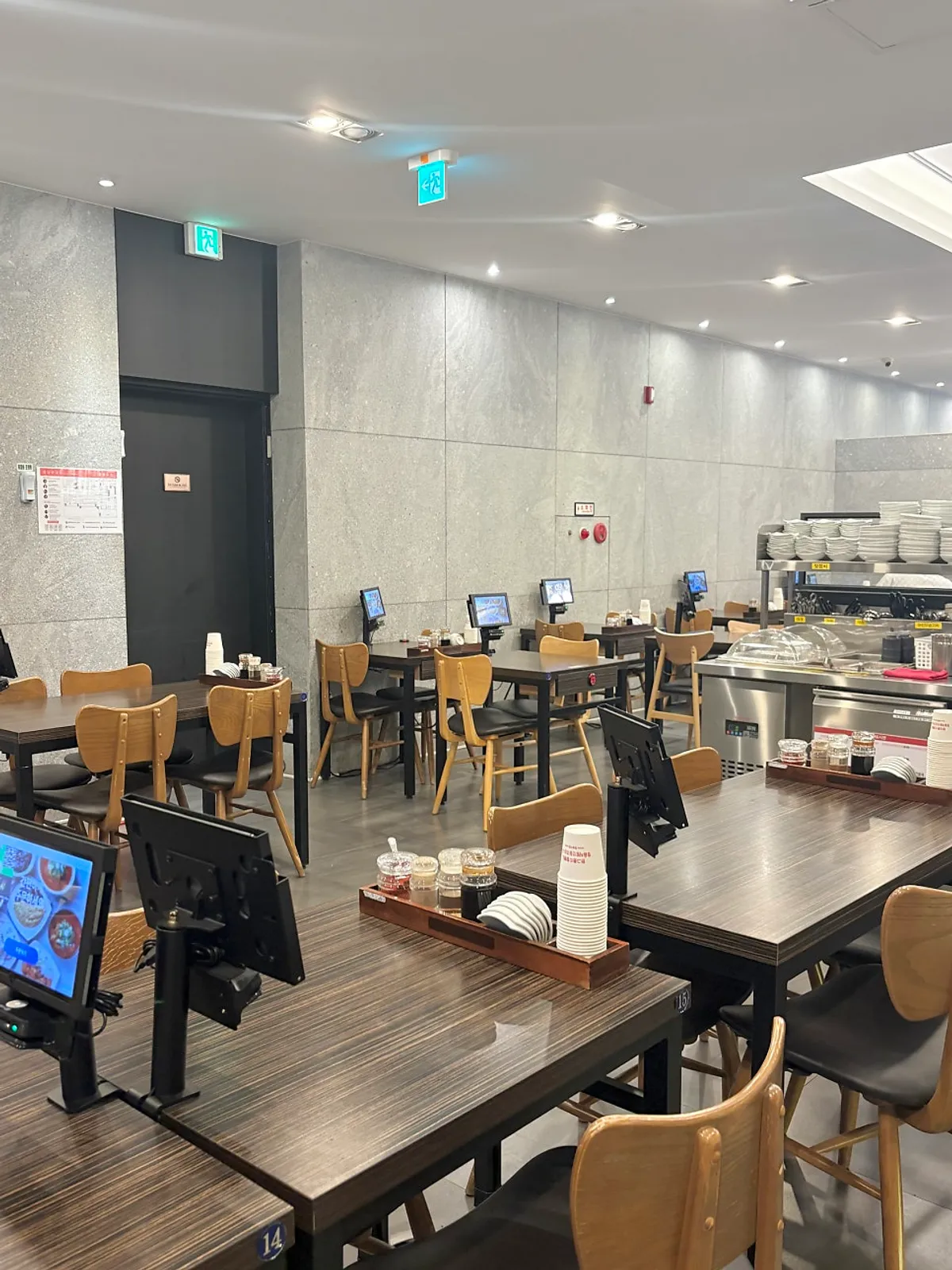 Terrace seating at Jjamppong Jijon Yeoksam Branch