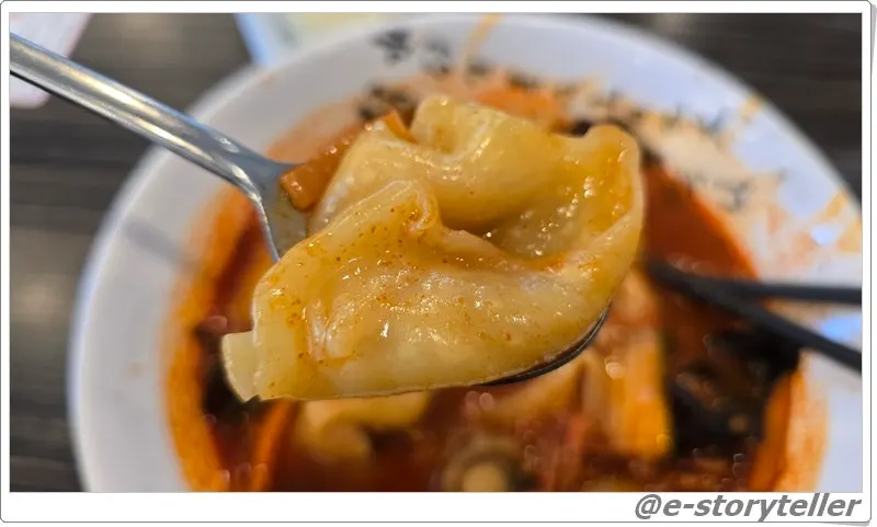 Jjamppong sujebi broth with meat and seafood