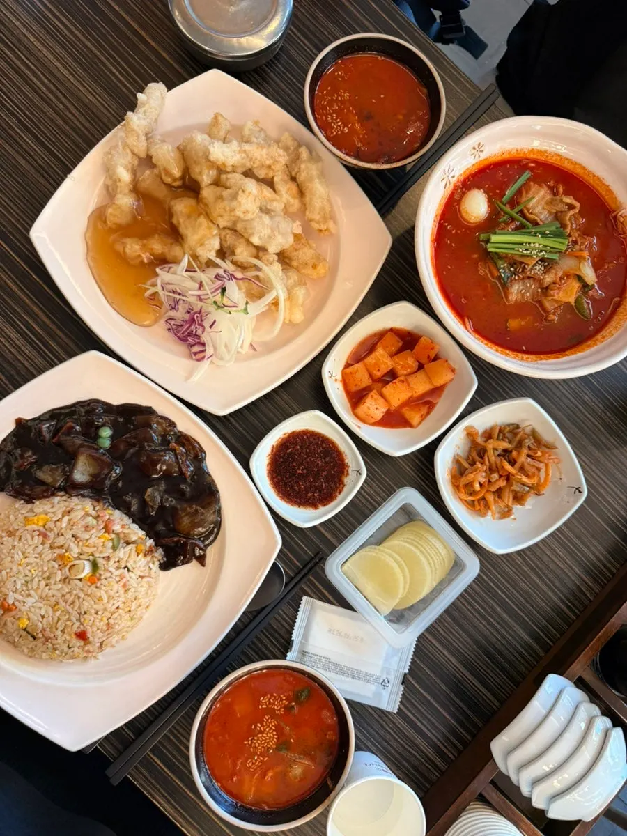 주문한 중식 메뉴 한 상