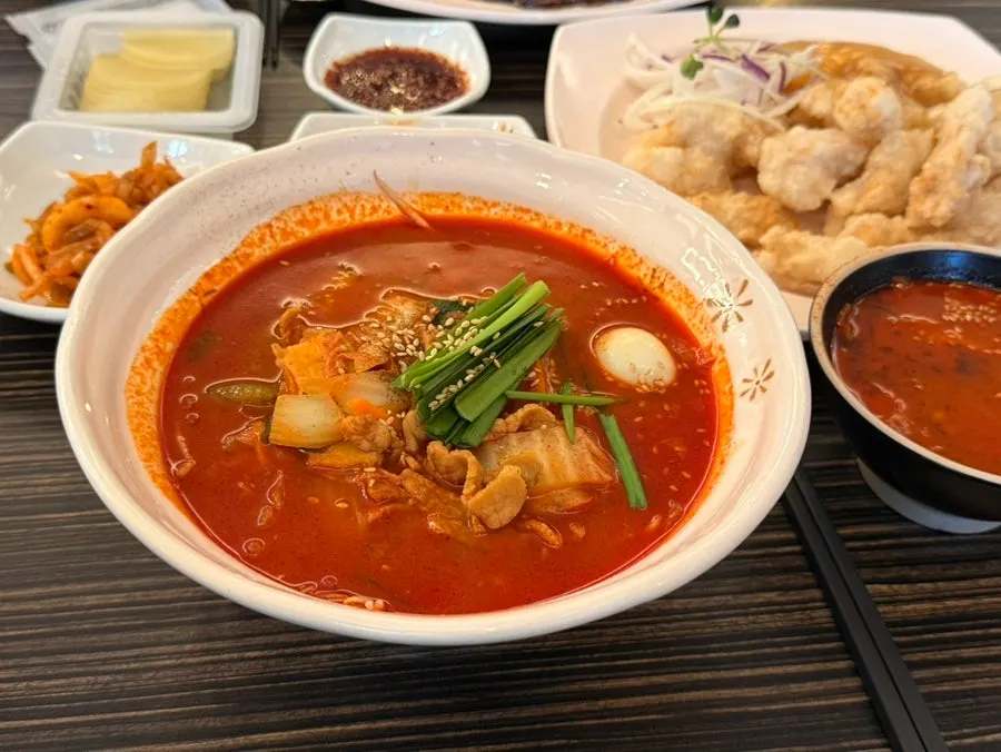 짬뽕밥과 탕수육 식사 구성
