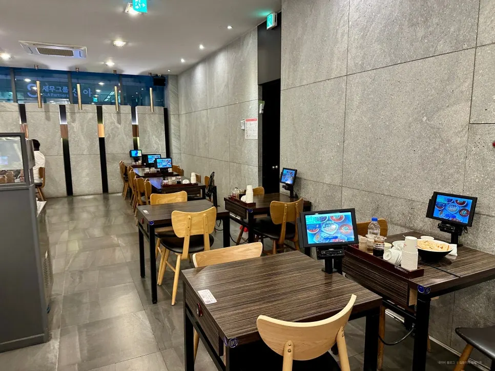 2인석과 분리된 공간이 있는 매장 좌석