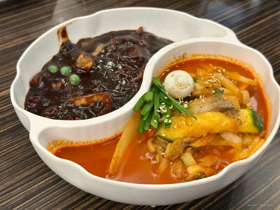 짬뽕과 짜장이 함께 나온 짬짜면