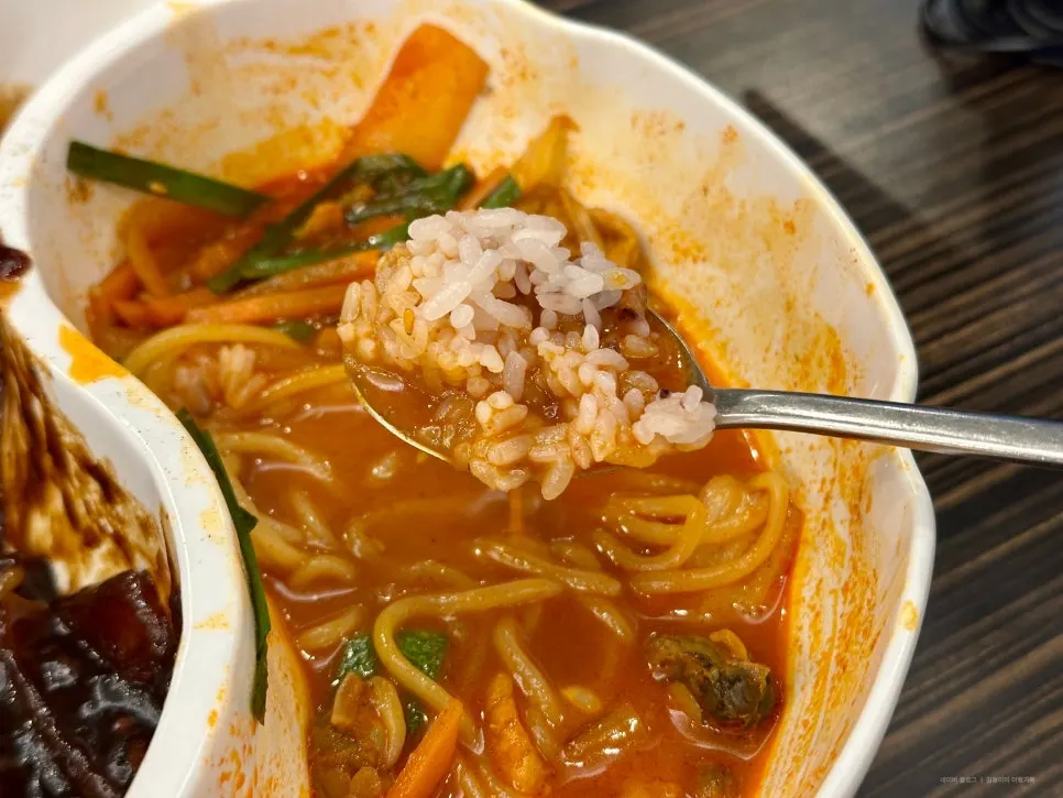 셀프바에서 가져온 밥을 짬뽕 국물에 말기