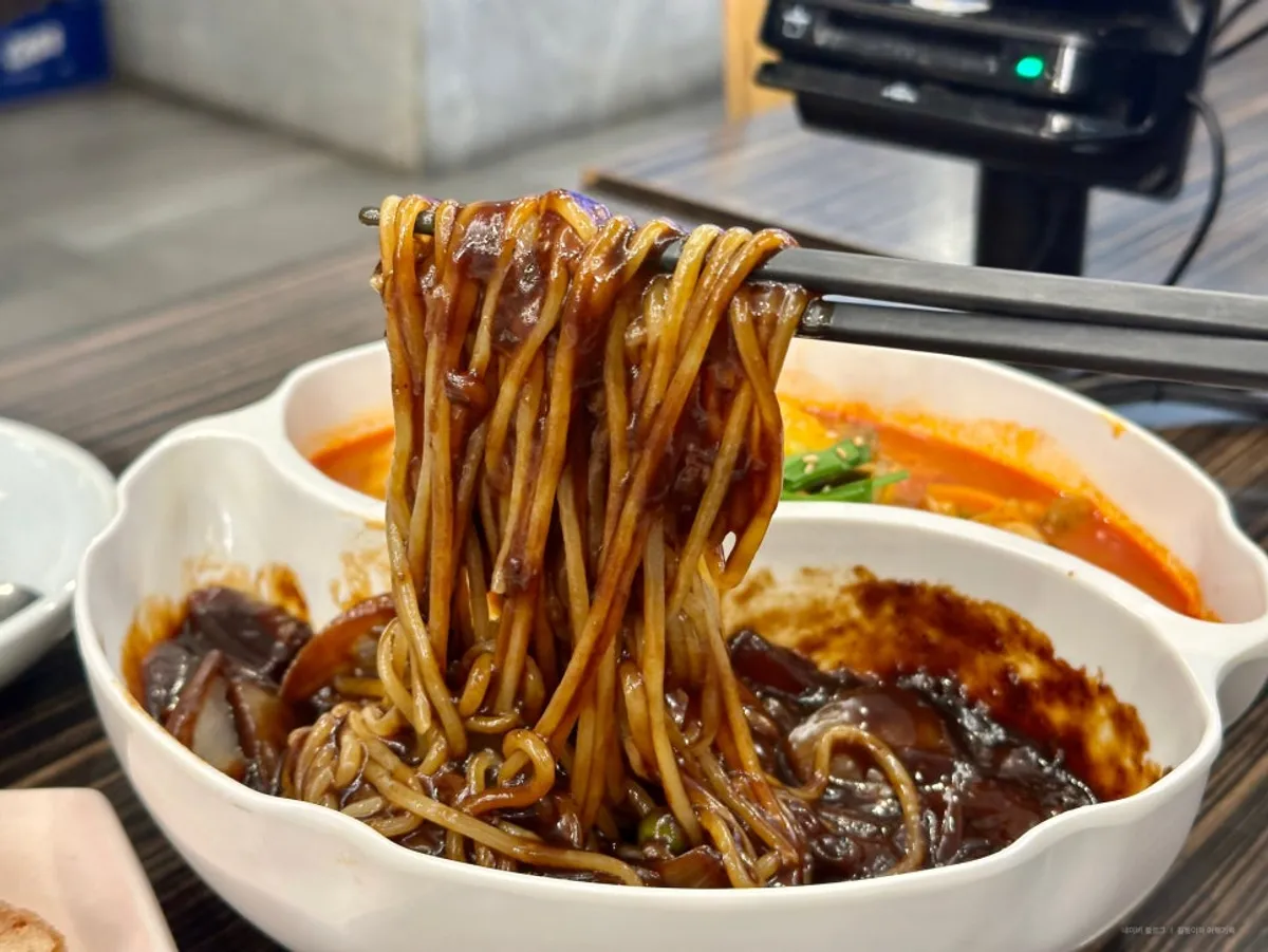 Sweet and savory jjajangmyeon