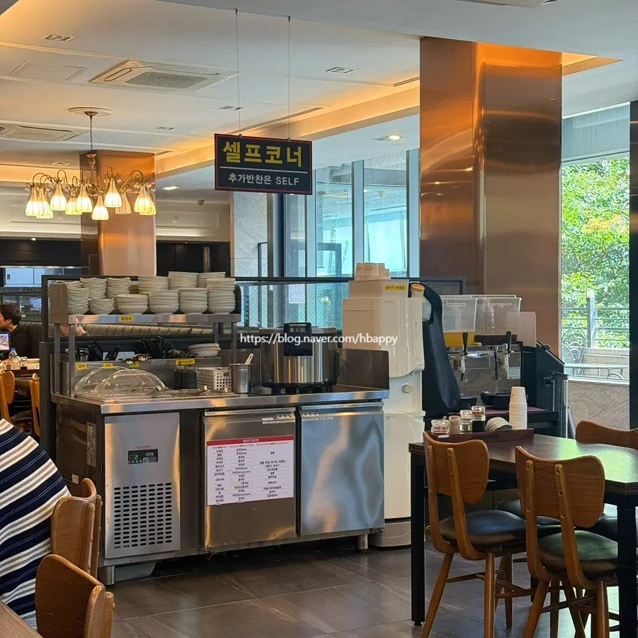 Self-serve corner for side dishes and tableware